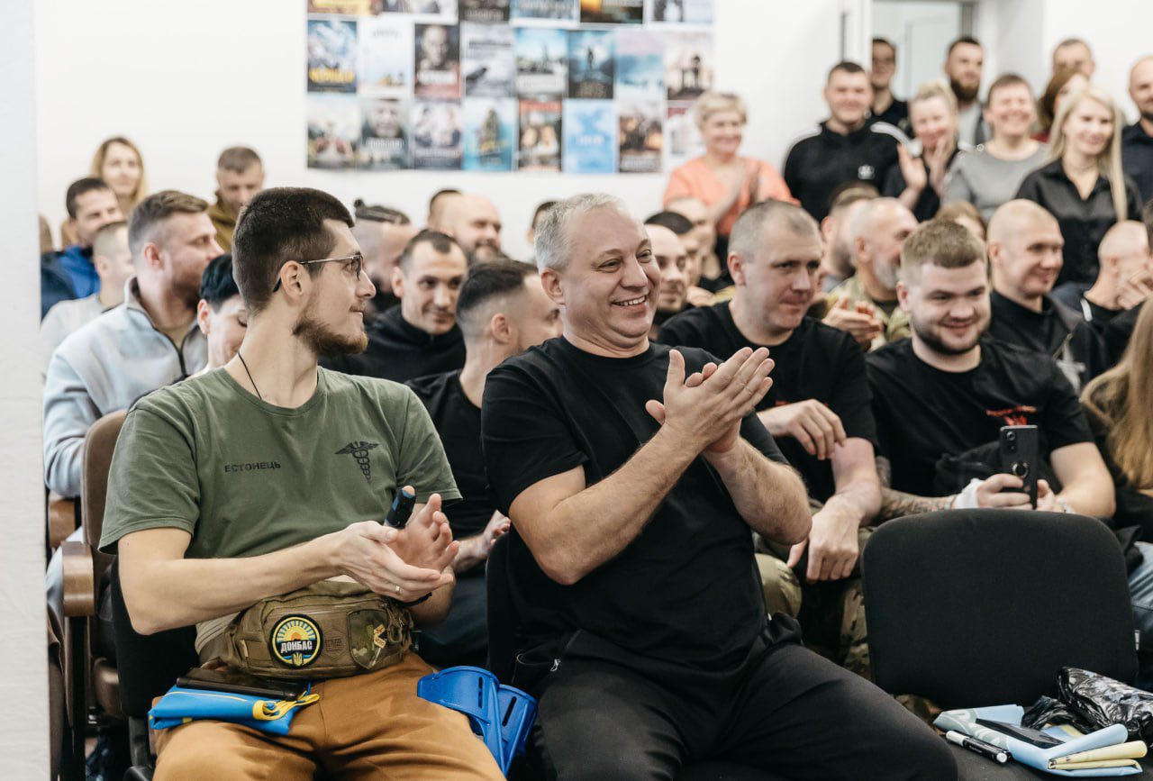 Усик приїхав до поранених поліцейських: зворушливі моменти потрапили на відео