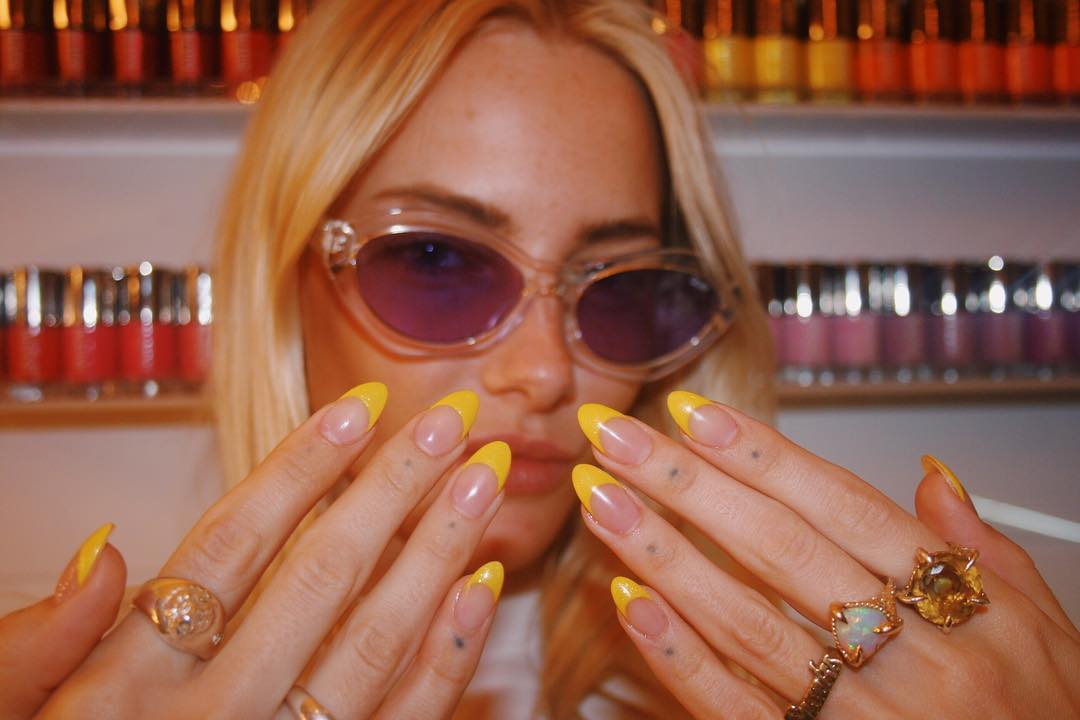 Жовтий френч - головний тренд літа 2025: наймодніші ідеї манікюру