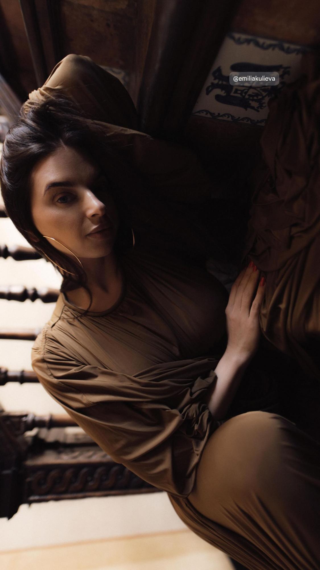 Дружина Усика вразила елегантним образом у максіспідниці та на підборах: стильні фото