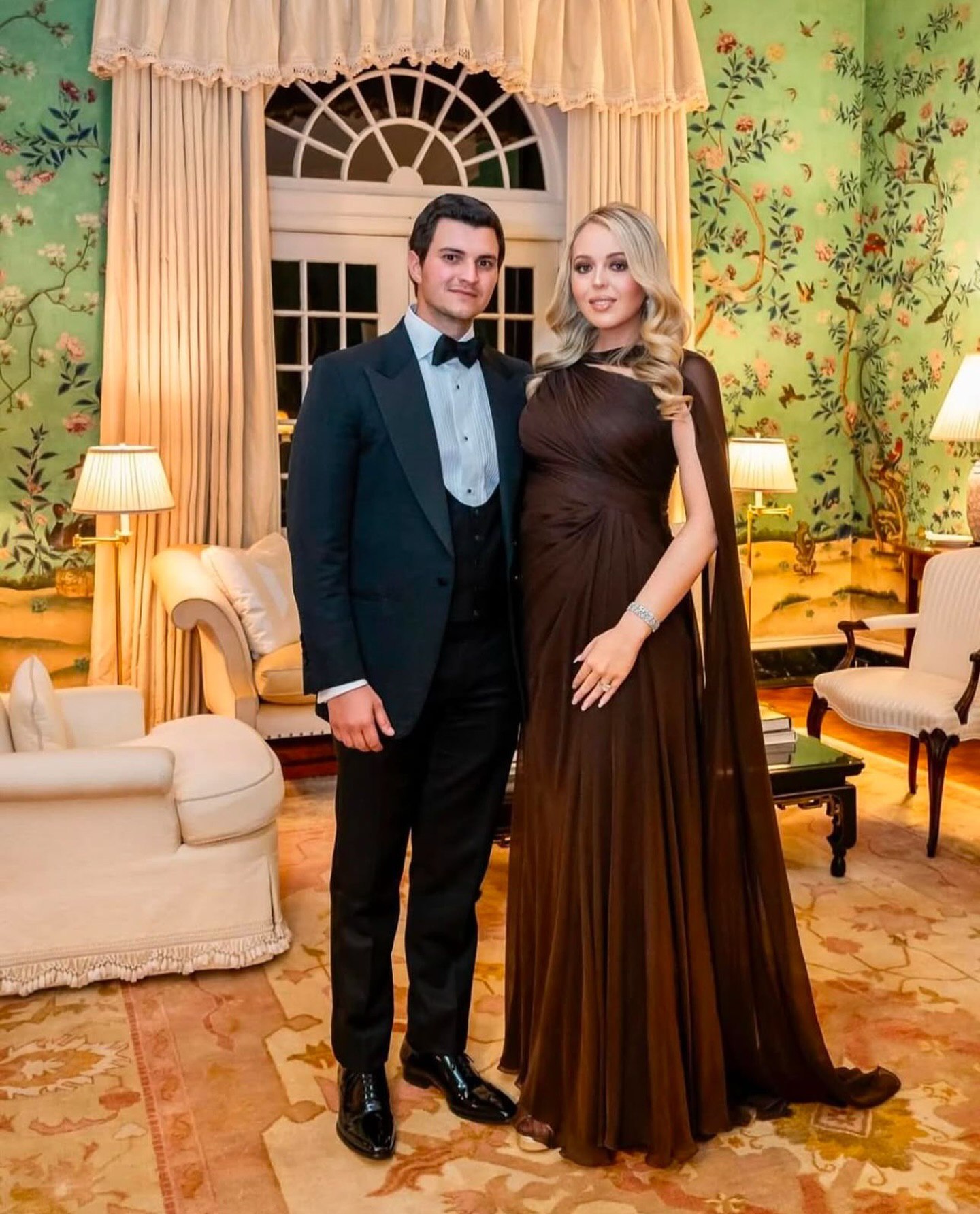 В платье трендового цвета: как выглядит младшая дочь Дональда Трампа, беременная первенцем