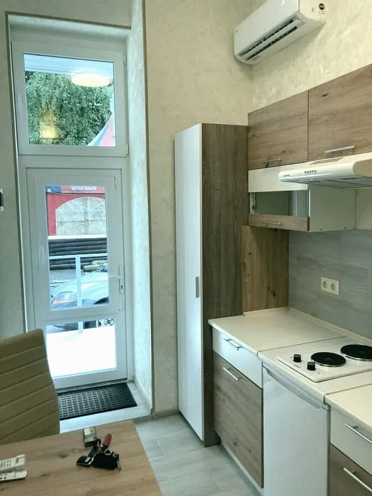 Розетки в душе и телевизор на ногах: в Киеве продают квартиру-"кладовку" за 33 тыс. долларов