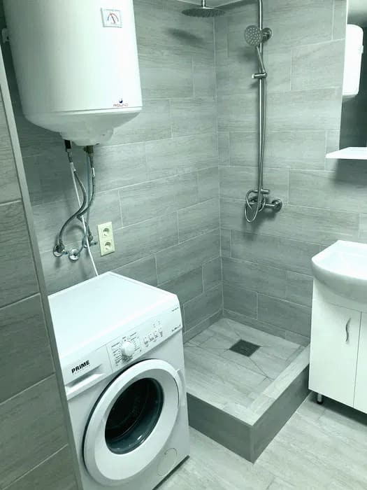 Розетки в душе и телевизор на ногах: в Киеве продают квартиру-"кладовку" за 33 тыс. долларов