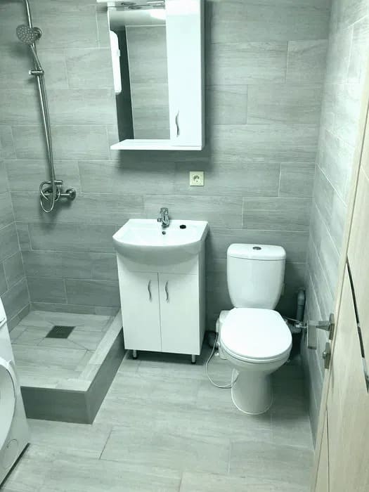 Розетки в душе и телевизор на ногах: в Киеве продают квартиру-"кладовку" за 33 тыс. долларов