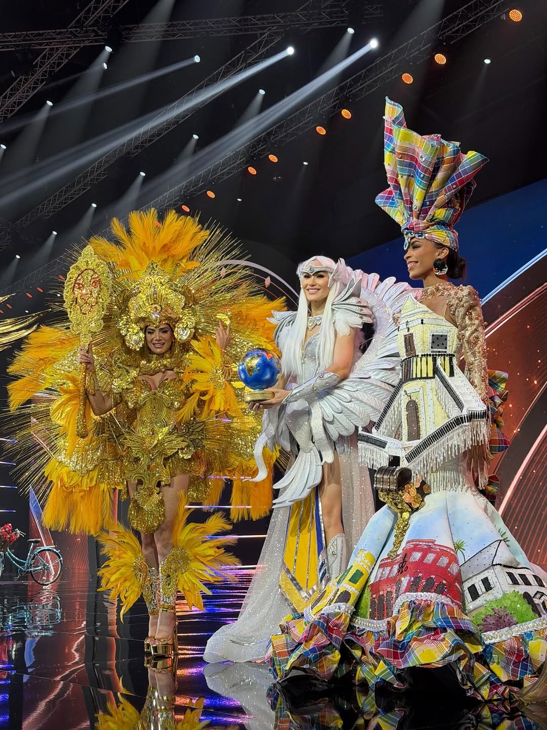 Срібло і крила голуба: Ткачук презентувала національний костюм для "Міс Всесвіт-2025"