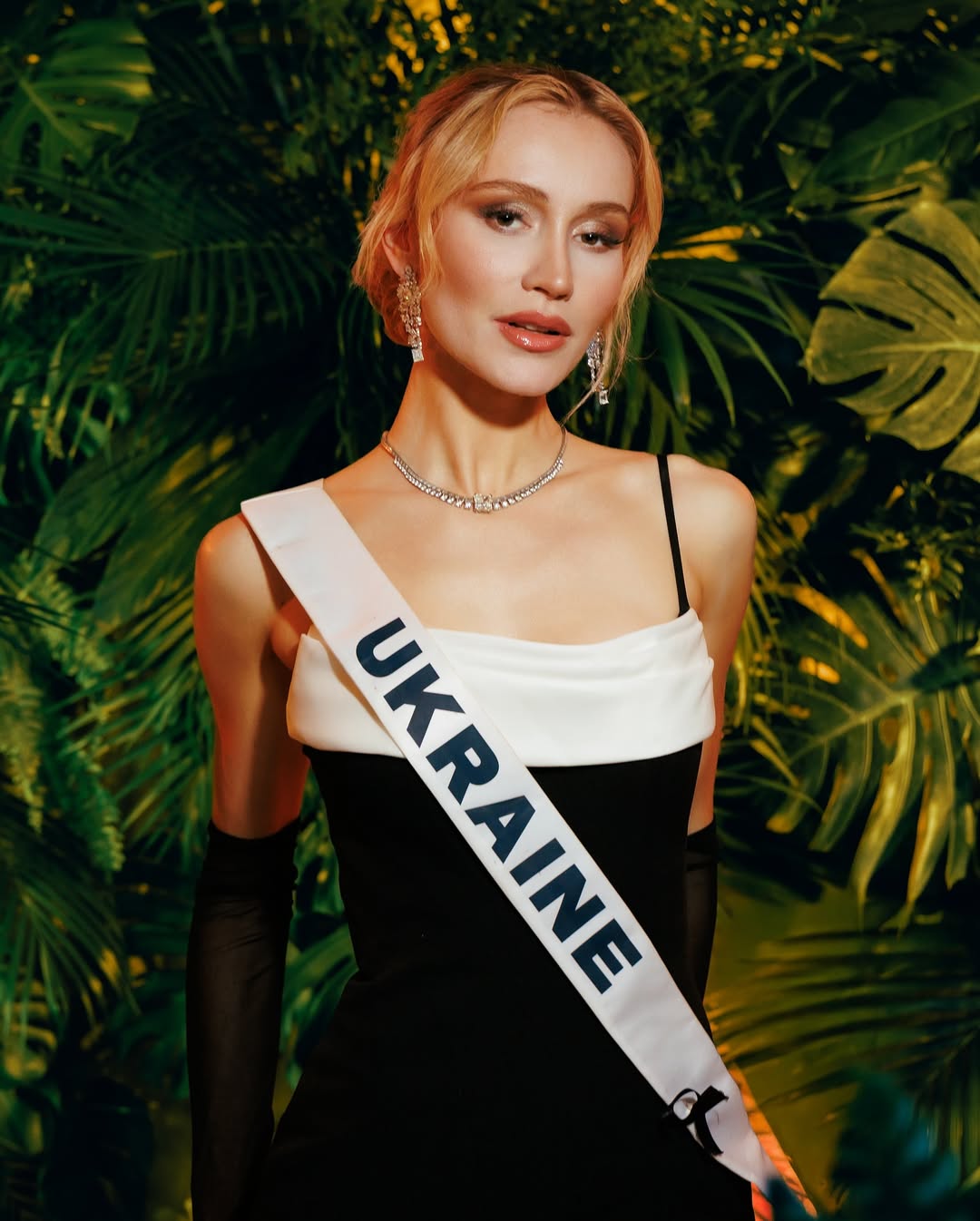 Срібло і крила голуба: Ткачук презентувала національний костюм для "Міс Всесвіт-2025"