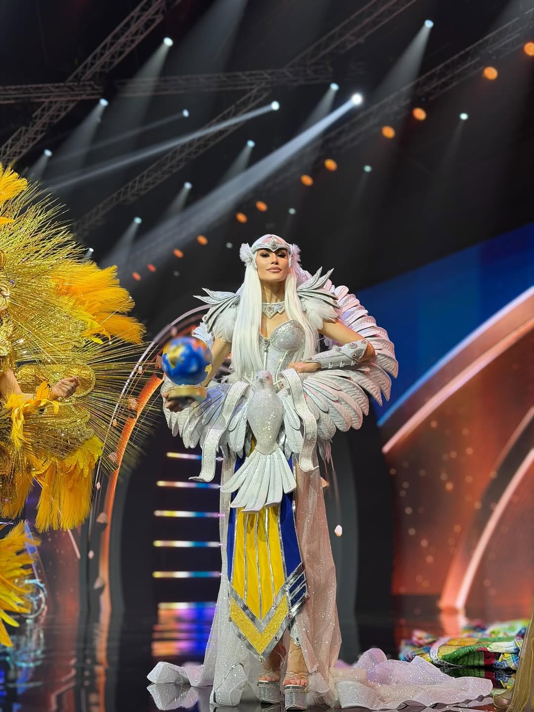 Срібло і крила голуба: Ткачук презентувала національний костюм для "Міс Всесвіт-2025"