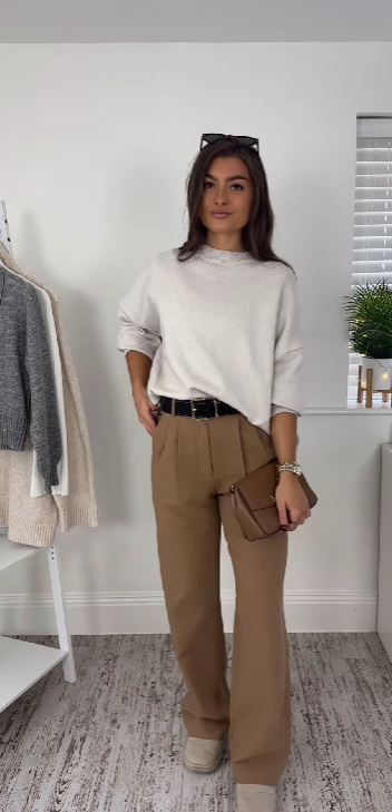 Как стилизовать классические брюки: блогерша показала 3 варианта на каждый день (видео)