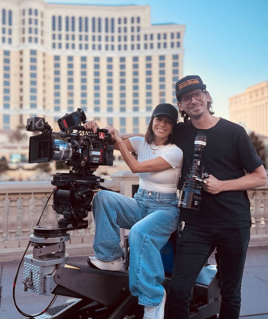 Такая футболка мгновенно портит образ с широкими джинсами: пример Евы Лонгории