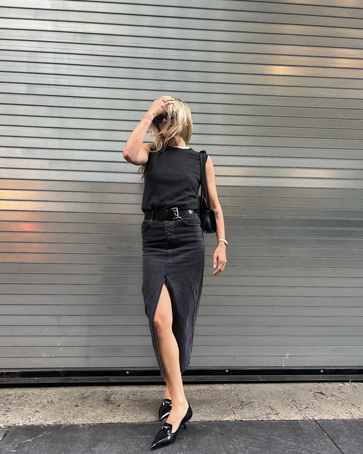 Длинная джинсовая юбка - тренд сезона: с чем ее сочетать осенью