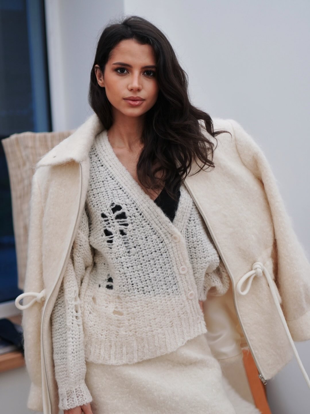 София Шамия примерила "луки" в молочных и графитовых оттенках: стильные образы на каждый день