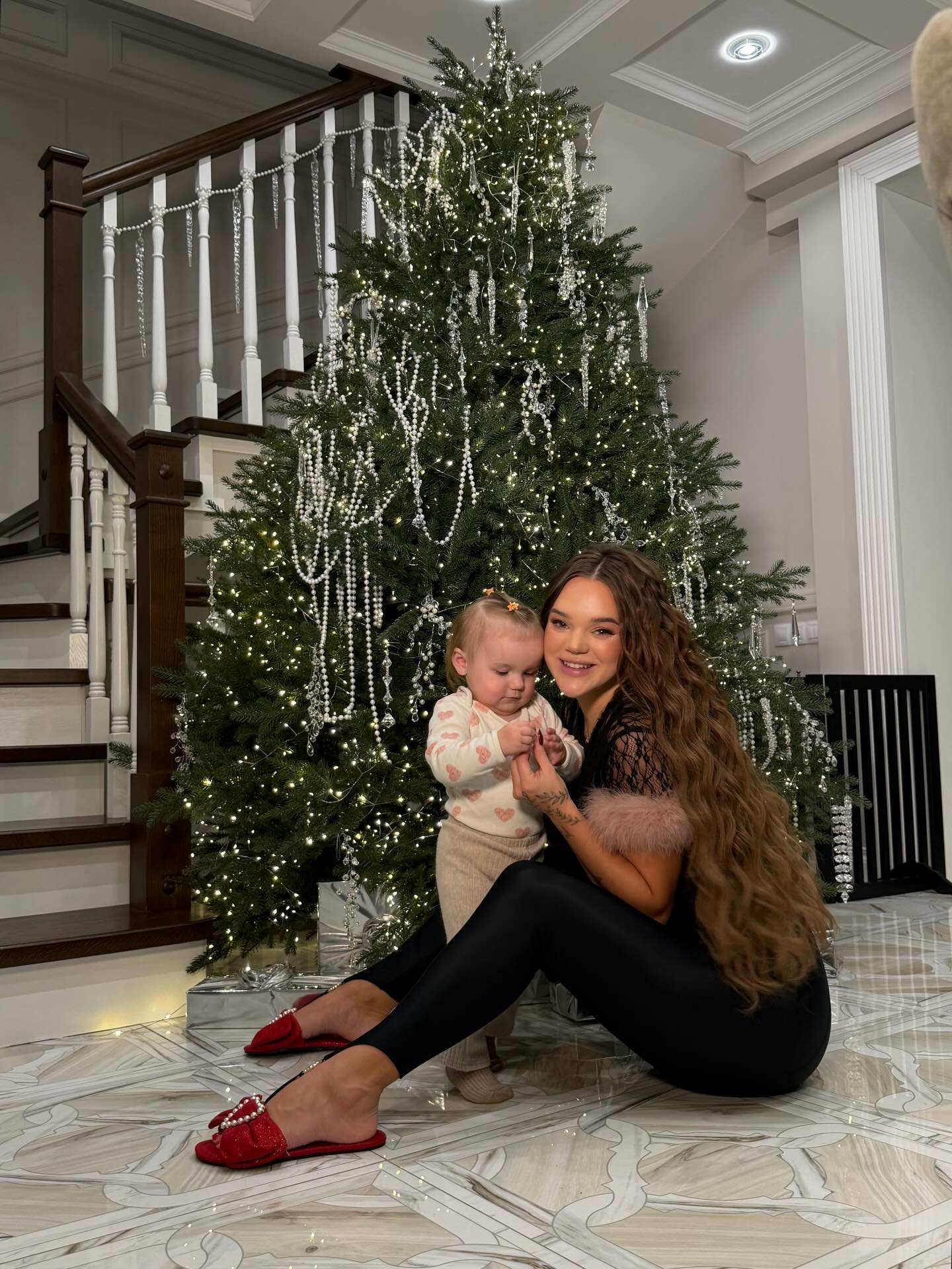 Як Осадча, Тарабарова та інші українські зірки прикрасили свої ялинки до Різдва та Нового року