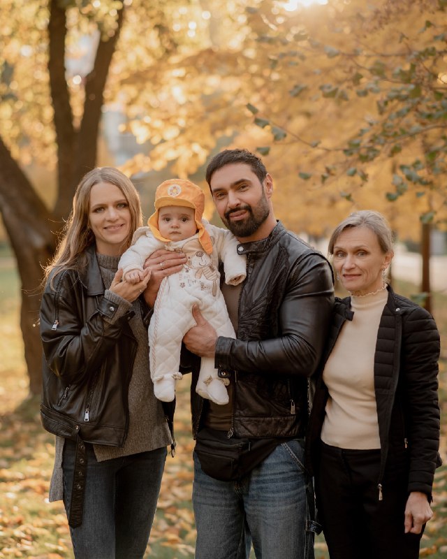 Дружина Віталія Козловського зворушливо привітала маму з днем народження: як виглядає теща співака