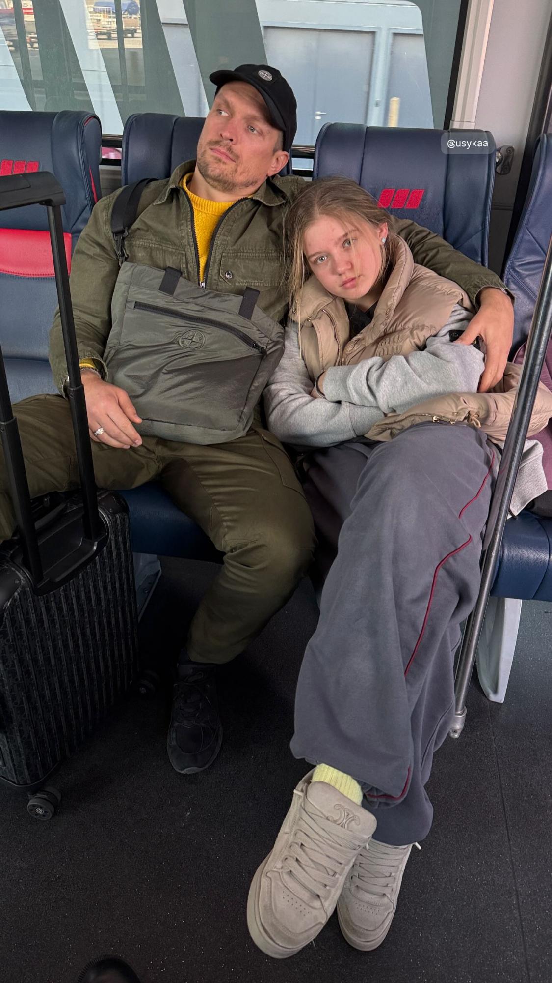 Жена Усика умилила новыми фото с боксером