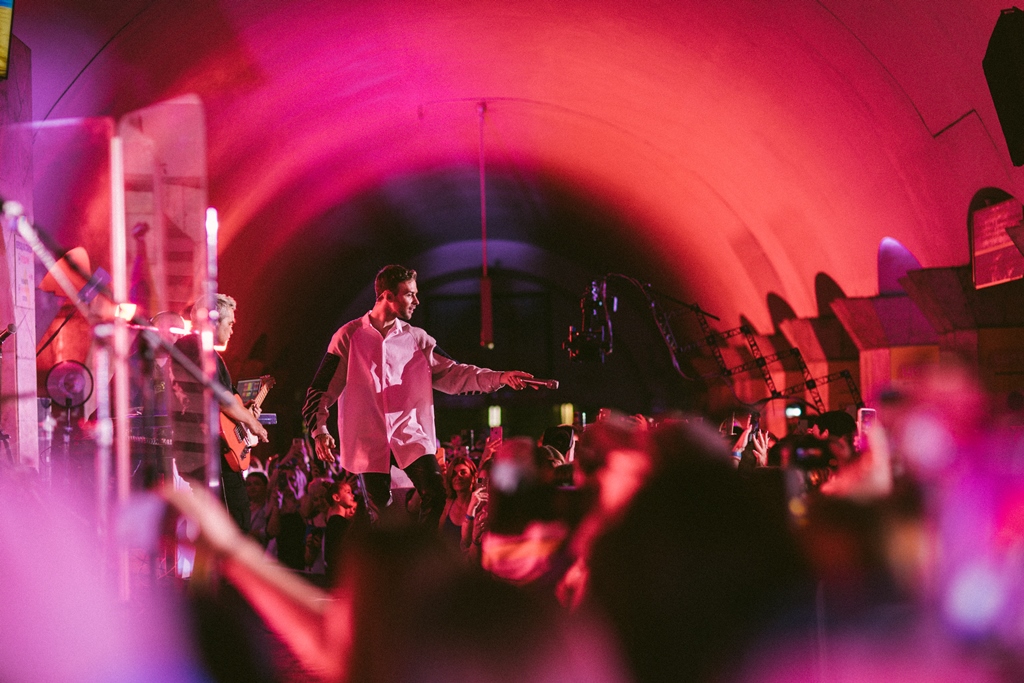 Макс Барских впервые с начала войны спел в Киеве: фото с необычного концерта