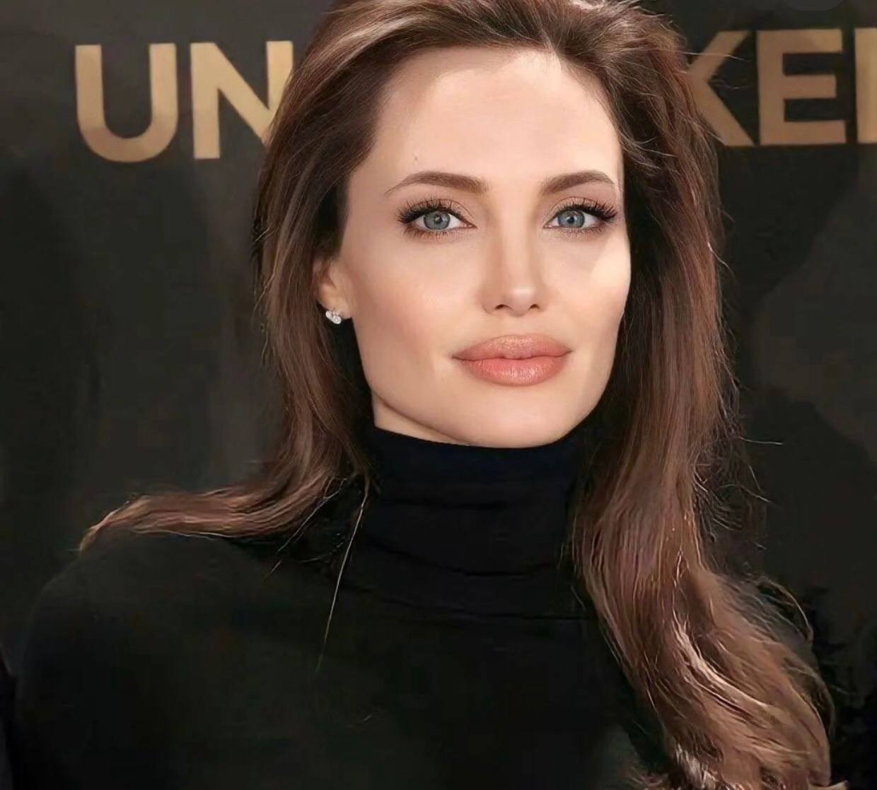 Штучний інтелект показав, як може виглядати еталон краси Анджеліна Джолі