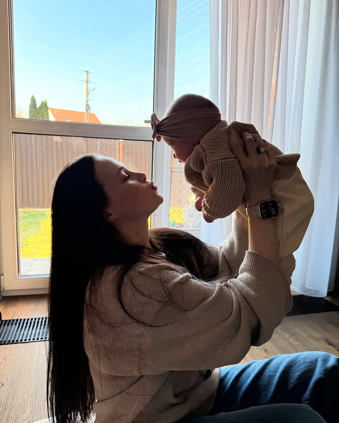 Дружина Позитива зачарувала новими фото з 3-місячною донечкою