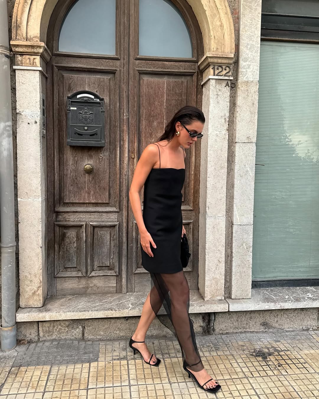 Желейні босоніжки, мюлі та в'єтнамки: як виглядає модне взуття на літо 2025