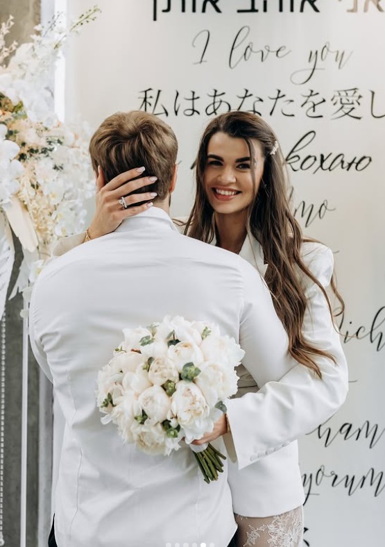 Зірка "Холостяка" показала нові фото весілля і заінтригувала мережу: "Це що Терен?"