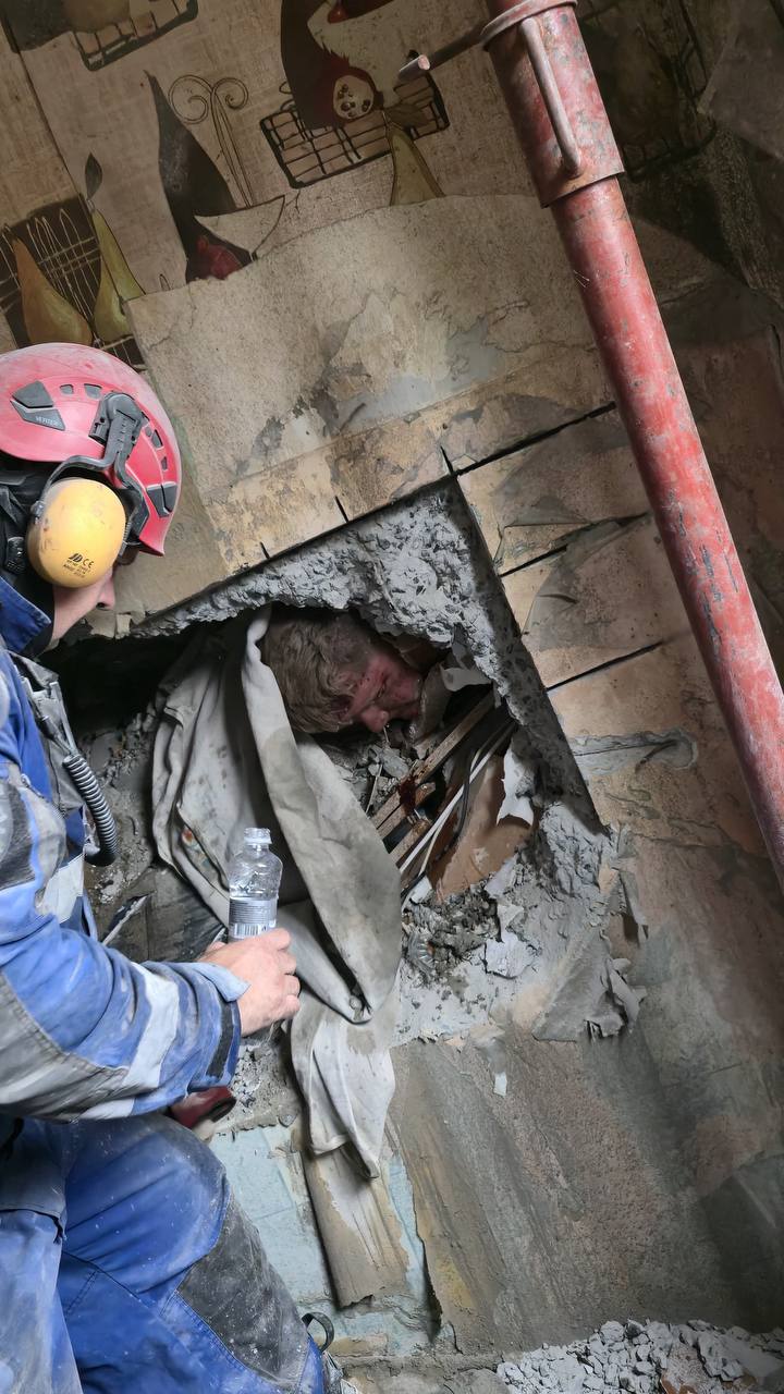Живий! Рятувальники показали чоловіка, якого дістали з-під завалів в Києві