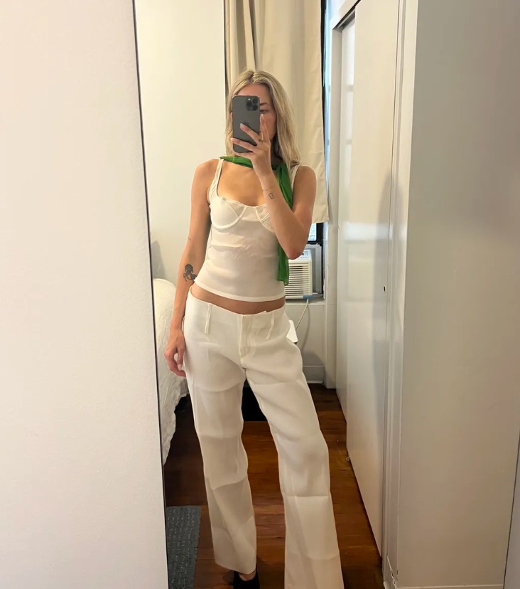 Білі штани - хіт літа 2025: з чим їх носити, щоб виглядати стильно