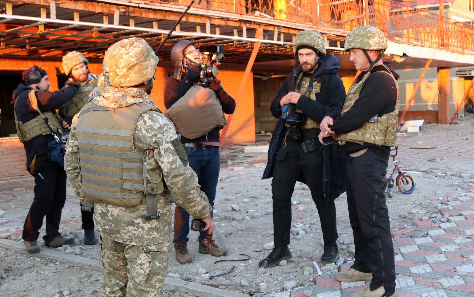 Шонн Пенн побывал на Донбассе: увидел последствия российской агрессии своими глазами (фото)