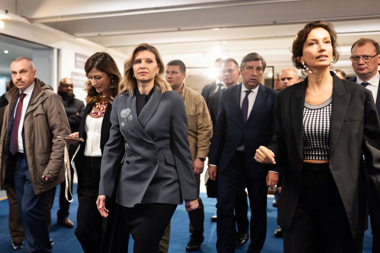 Зеленська вразила французів стильним жакетом з кульбабами під час виступу на конференції ЮНЕСКО