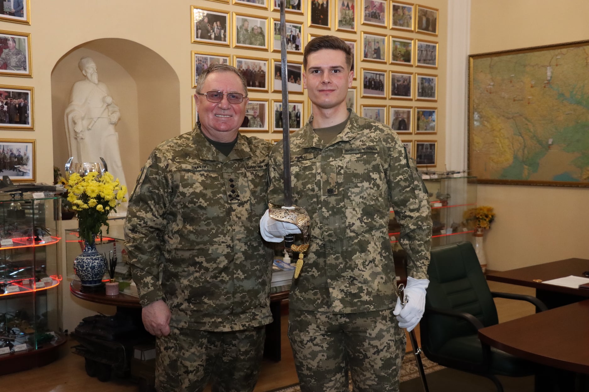 Украинец, который стал лучшим иностранным студентом военной академии Британии, вернулся домой