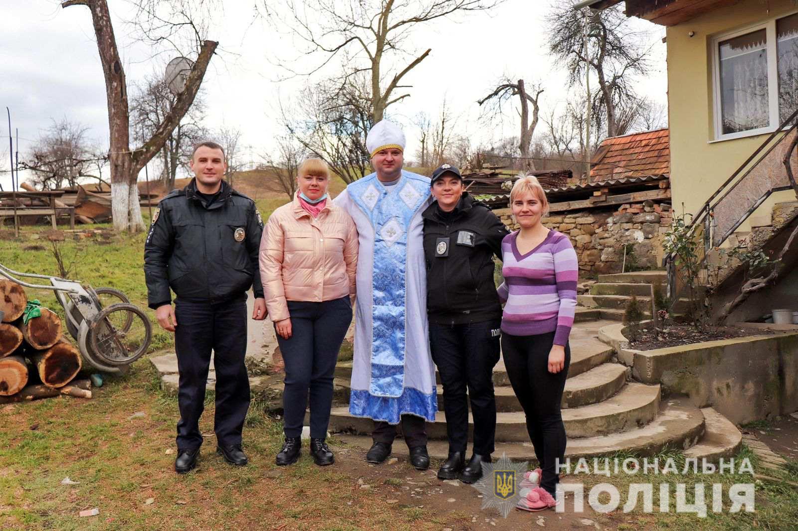 На Закарпатье ребенок пришел в полицию, чтобы найти Св. Николая: попросил инвалидную коляску для брата