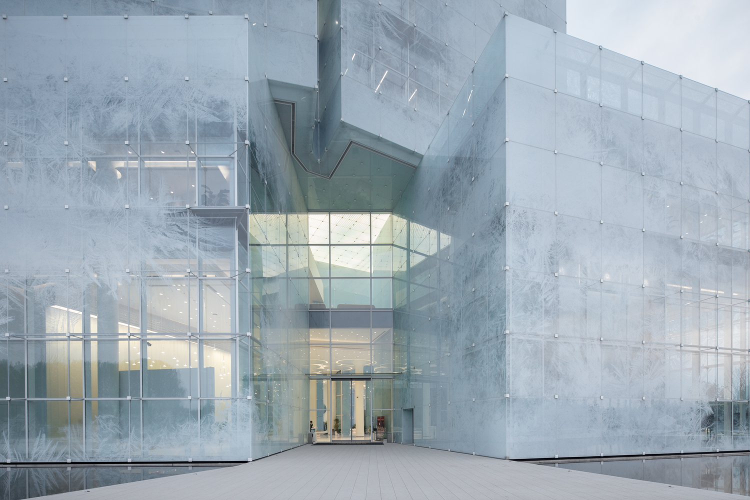 Ледяное здание-айсберг, плывущее по воде: оригинальный "зимний дворец" построили в Китае