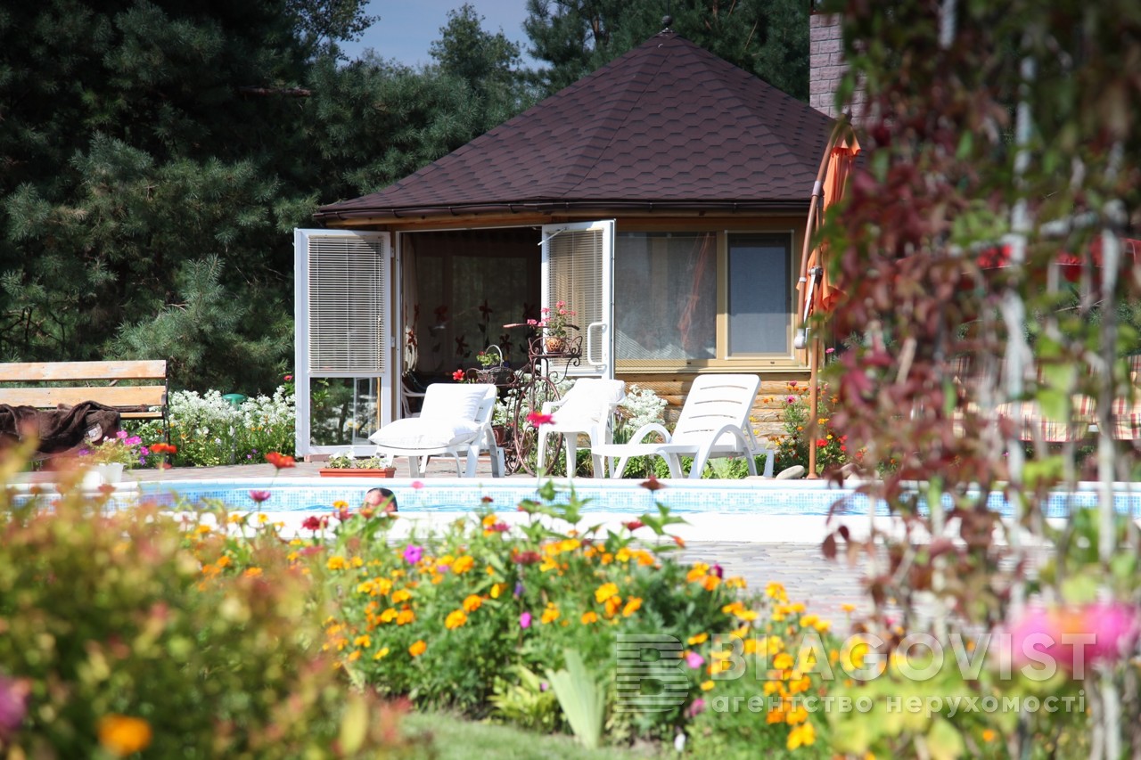 Под Киевом продают элитный особняк с местом для теннисного корта и вертолетной площадки (фото)