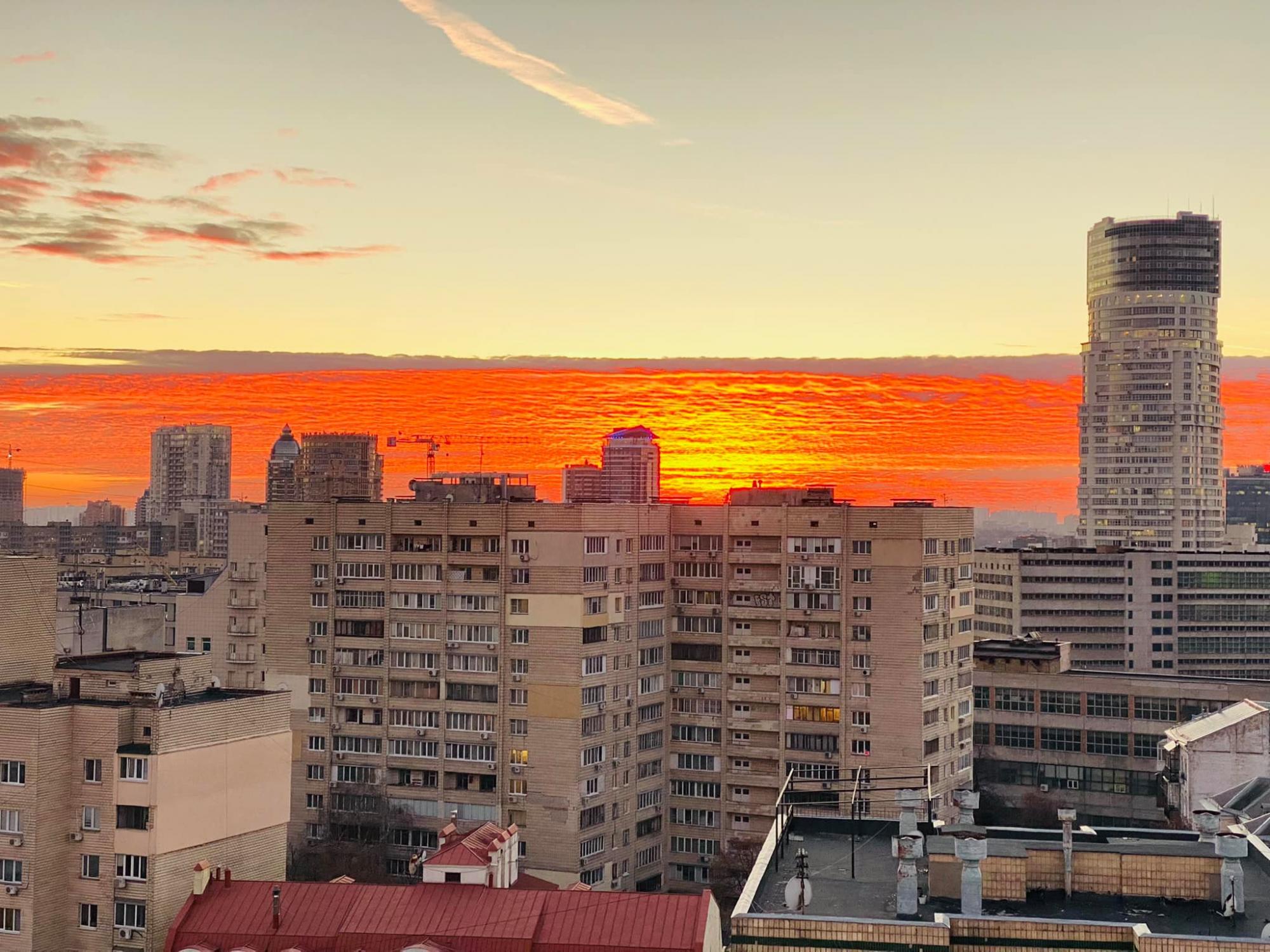 Над Киевом "пылало" небо: смотрите невероятные фото огненного заката