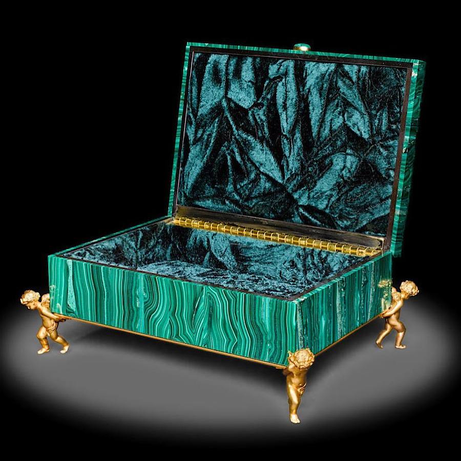 Експерт з дорогоцінних каменів проаналізував робоче місце Зеленського та розповів цікаві деталі