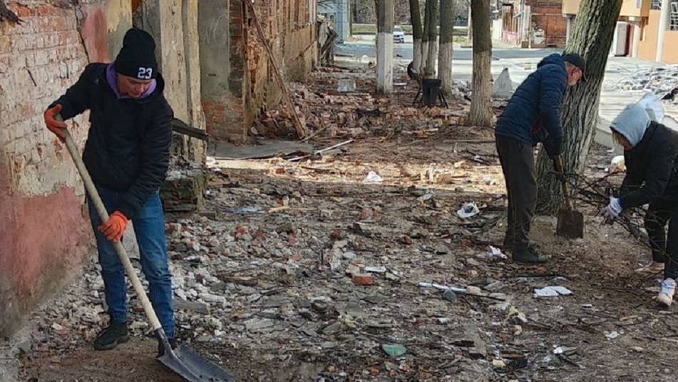 Харків почали розчищати після бомбардувань: фоторепортаж