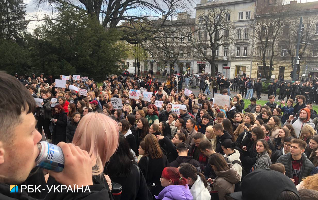 "Освіта без комуністів". У Львові великий мітинг проти Фаріон, тисячі студентів вийшли на вулицю