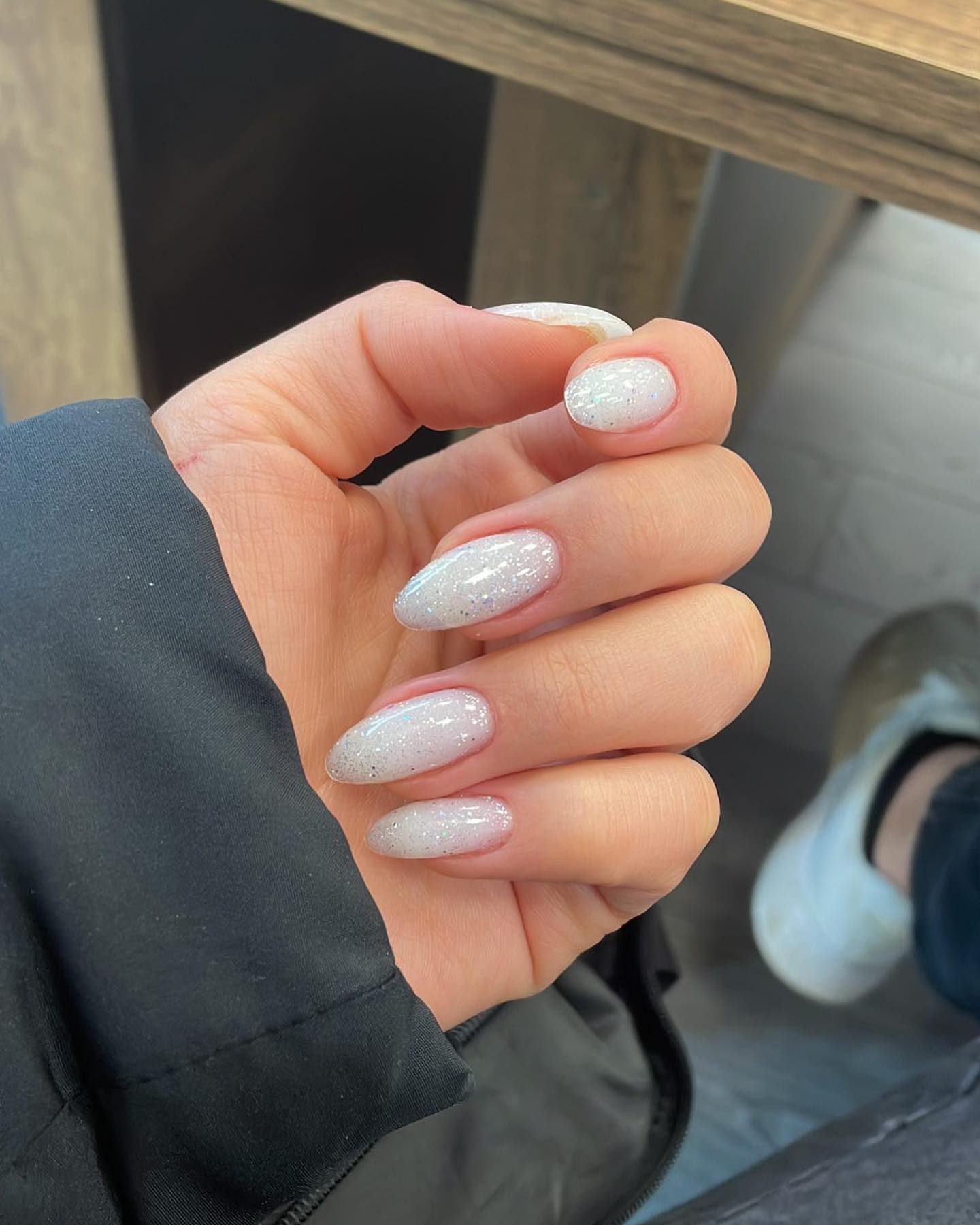 Білий манікюр не виходить із моди: ідеї стильних дизайнів на осінь 2024