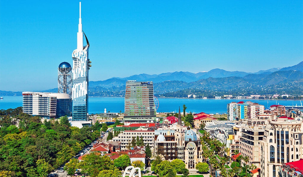 "Время остановилось в 80-х". Во что Россия превратила курорты оккупированной Абхазии