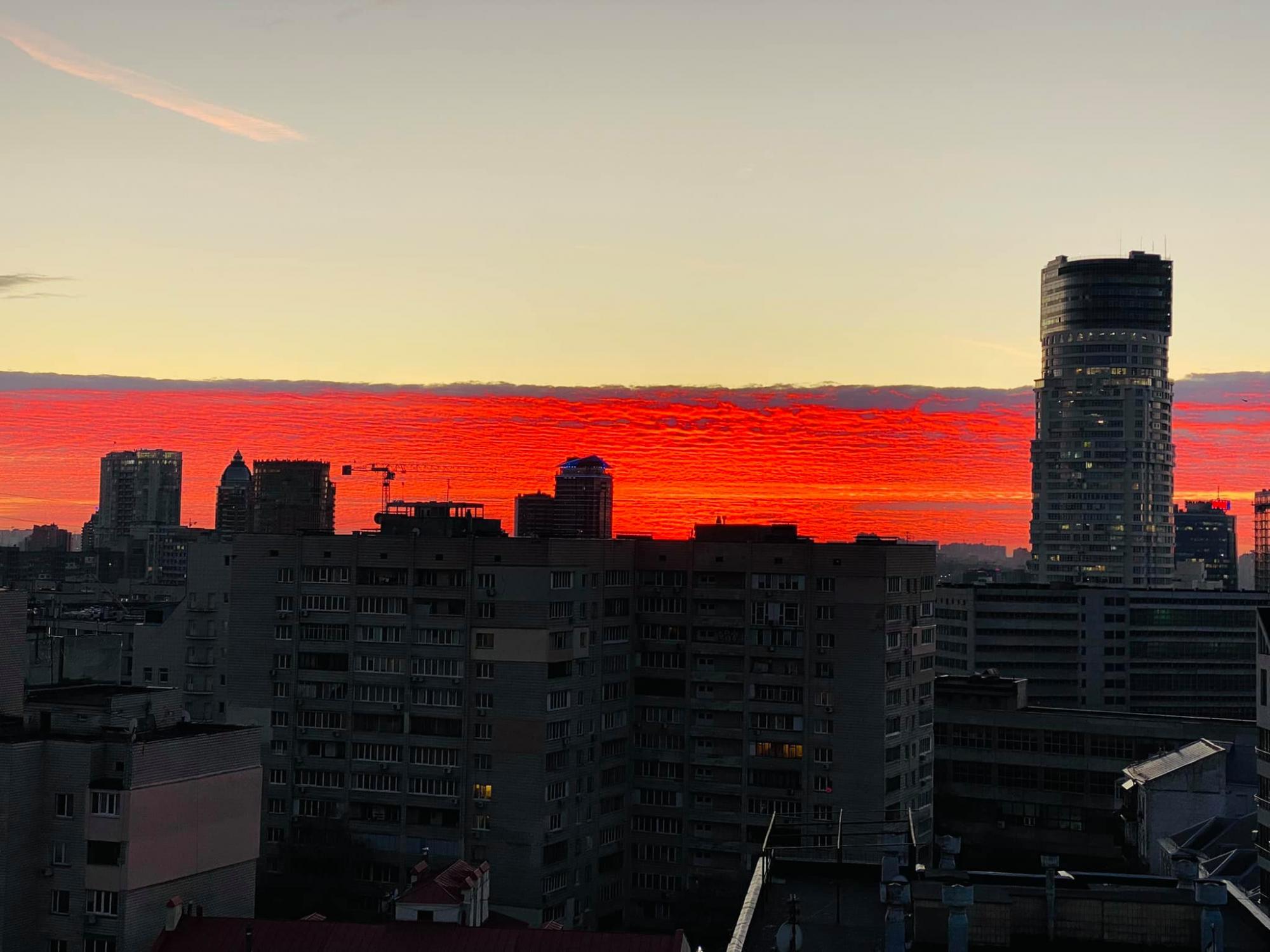 Над Киевом "пылало" небо: смотрите невероятные фото огненного заката