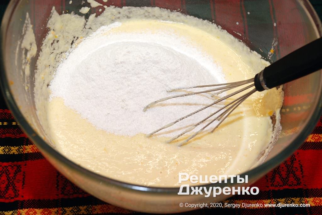 Кулинар поделился простым рецептом манника на кефире: недорого и бесподобно вкусно!