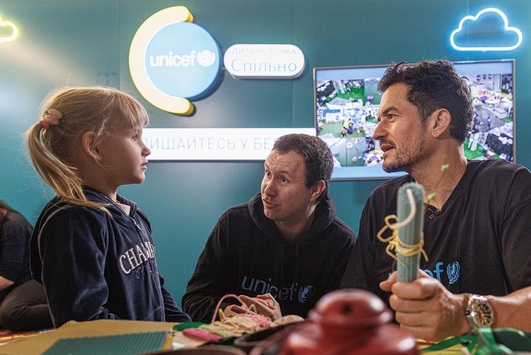 Краш Орландо Блум прогулялся по улицам Киева и поиграл с детьми: фото и видео