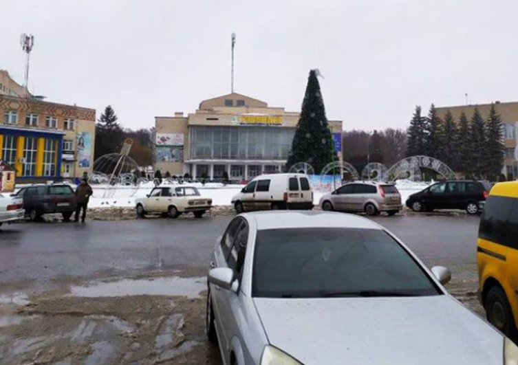 Ураганный ветер повалил новогодние елки в разных городах Украины (видео и фото)