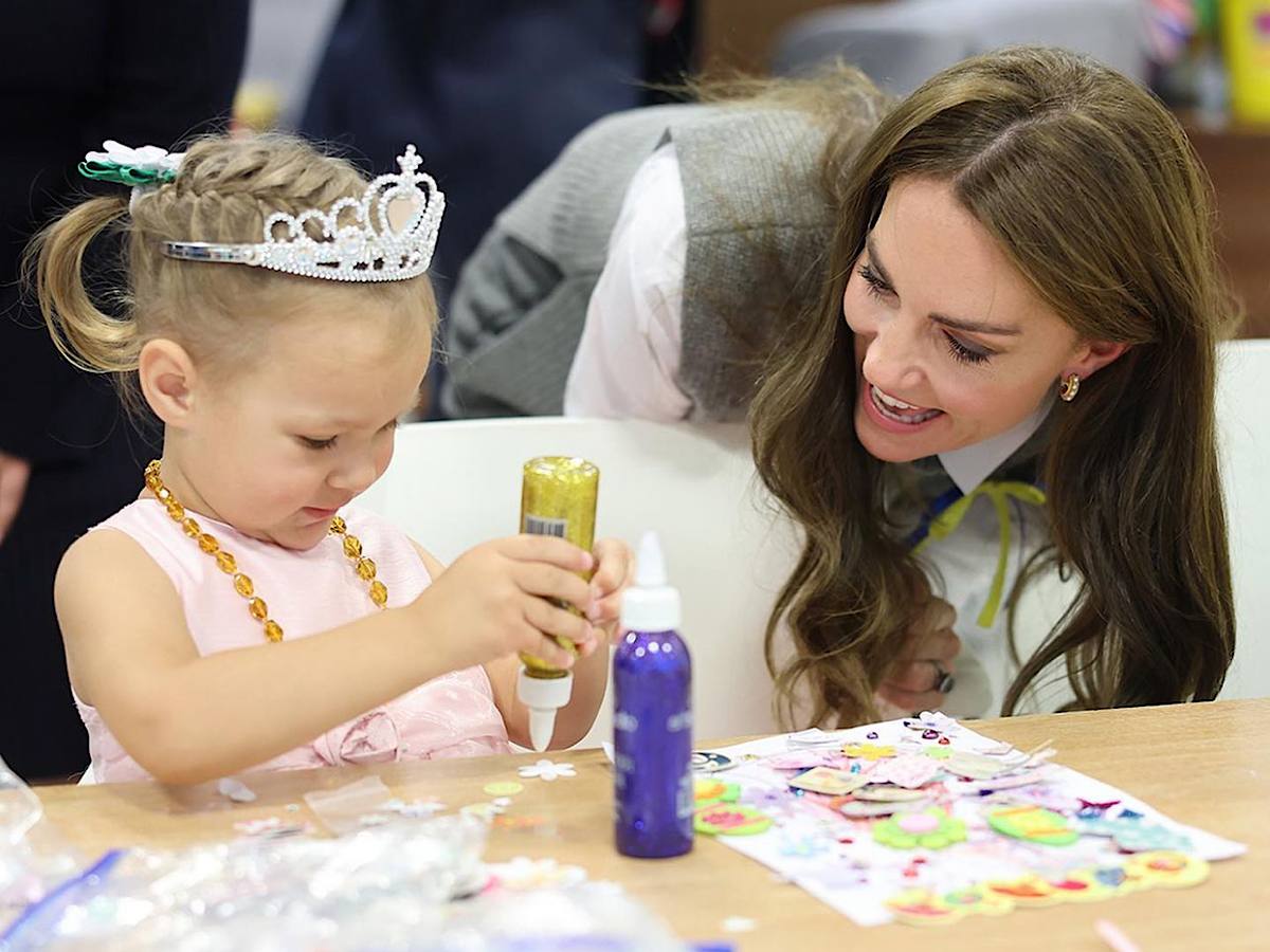 Кейт Міддлтон з жовто-блакитними стрічками на серці завітала до українських дітей в Британії