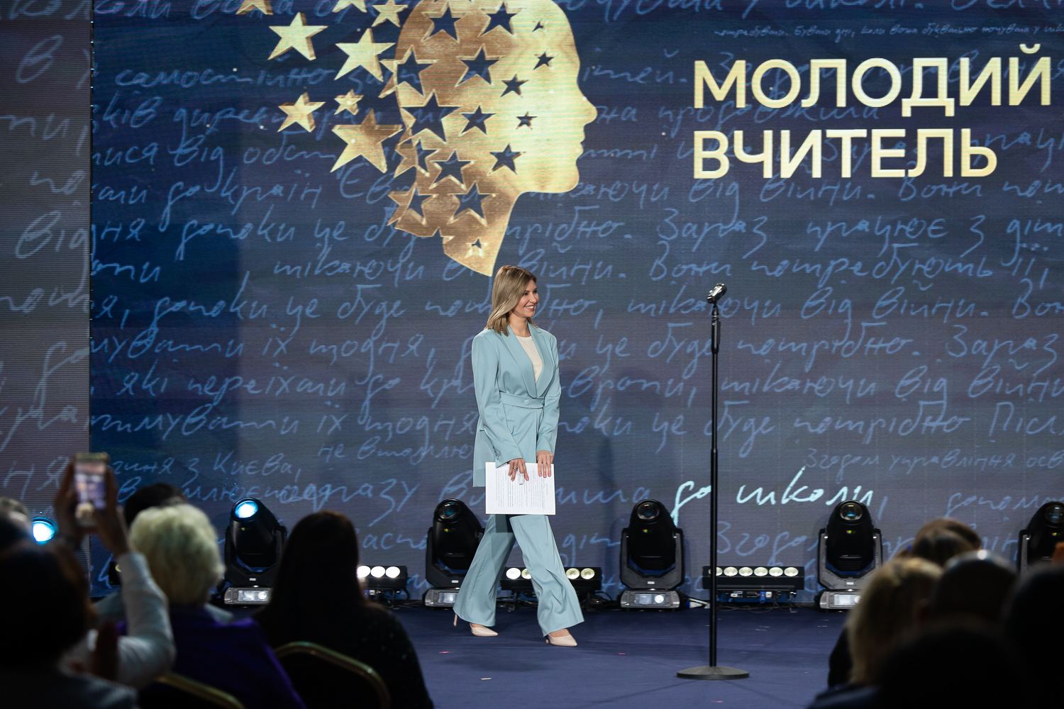 Олена Зеленська зачарувала новим образом у небесному кольорі (фото)