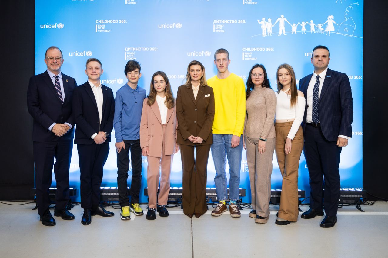 Зеленская в лаконичном костюме рассказала о важности роста детей в полноценной семье