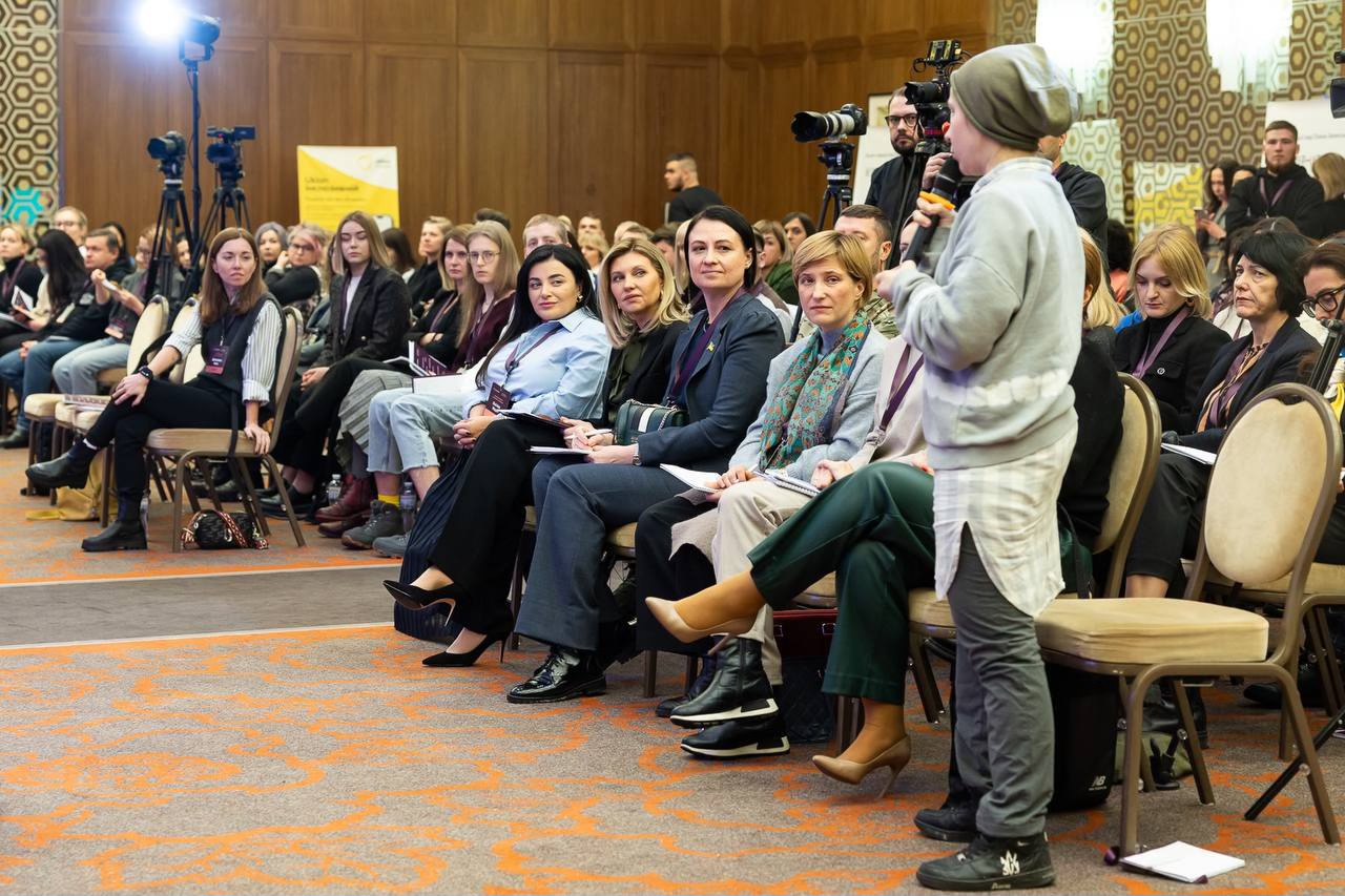 Олена Зеленська показала, як поєднати класичний костюм з елегантним бантом