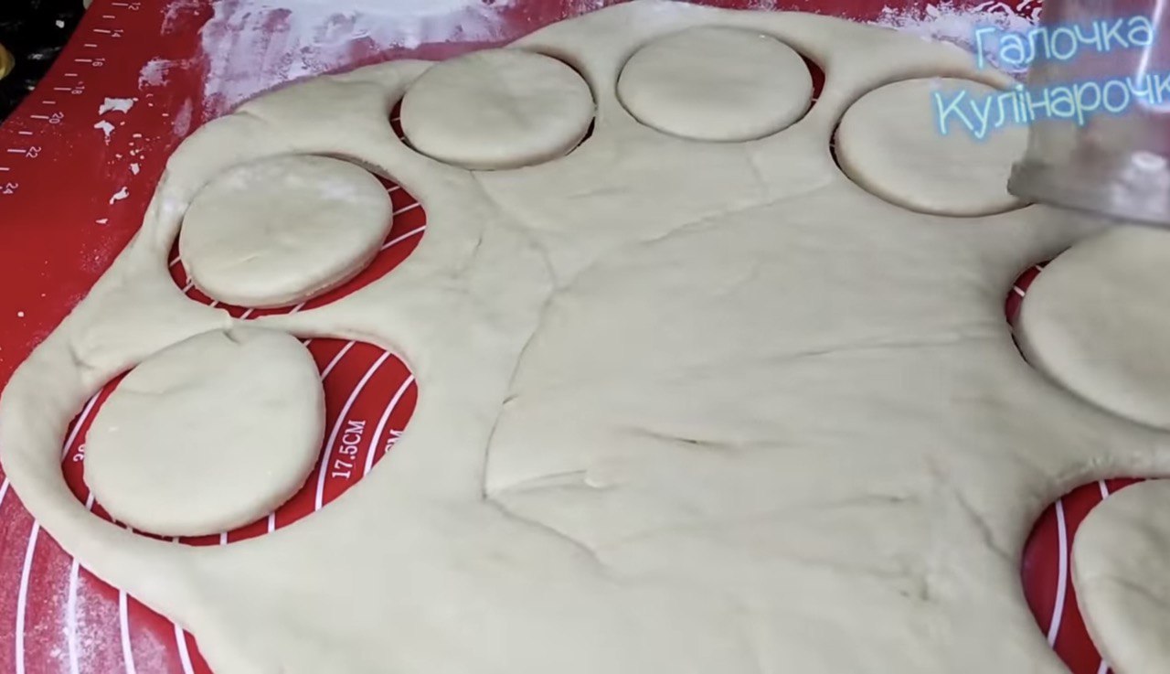 Смачні пончики з вишнями на Різдво: простий покроковий рецепт