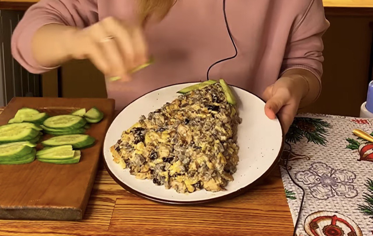 Салат "Ялинка" з куркою та грибами: ця ефектна страва обов'язково має бути на столі