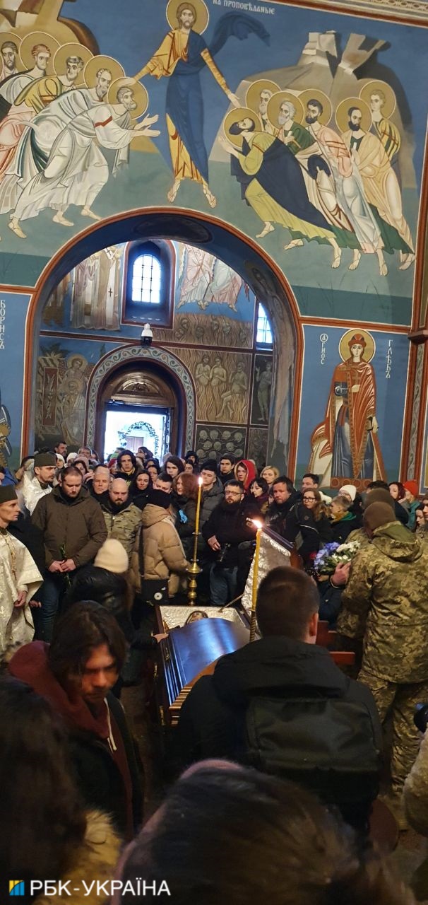 У Києві прощаються з загиблим поетом Максимом Кривцовим: щемливі фото