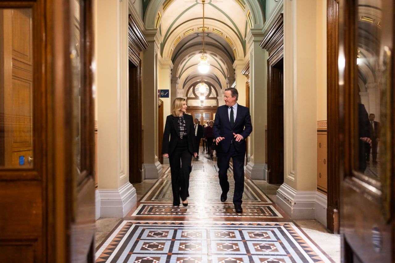 Олена Зеленська показала, як поєднати трендову сорочку у клітинку з класичним костюмом (фото)