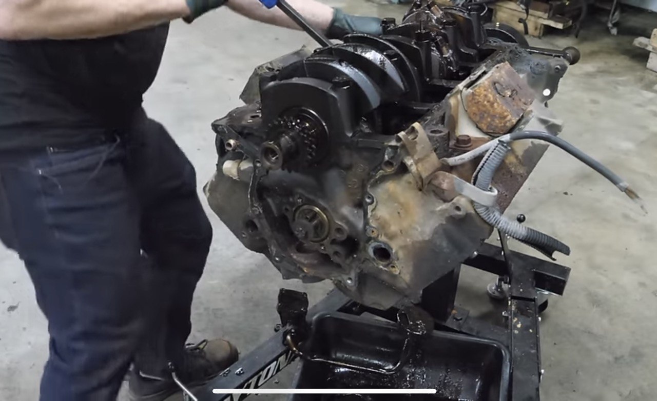 Вот что будет с двигателем, если не ездить на автомобиле 17 лет (видео)