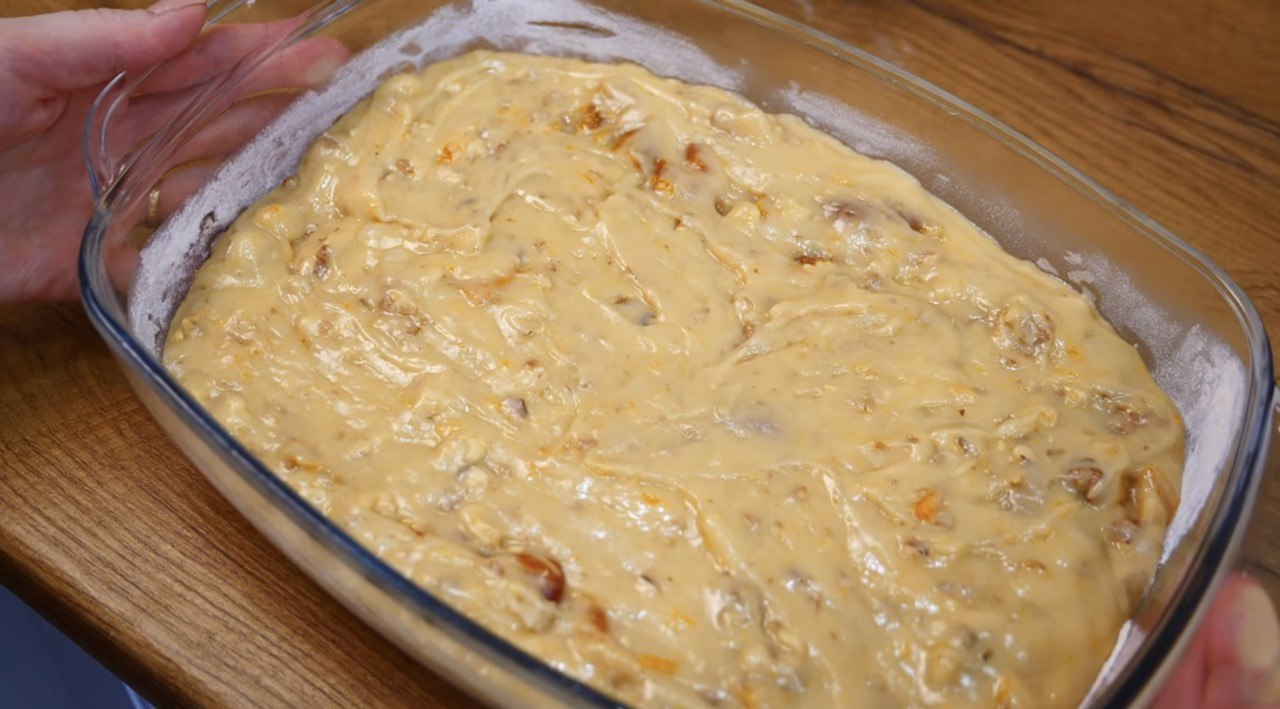 Без яиц и на минеральной воде: рецепт необычного заливного пирога с вареньем